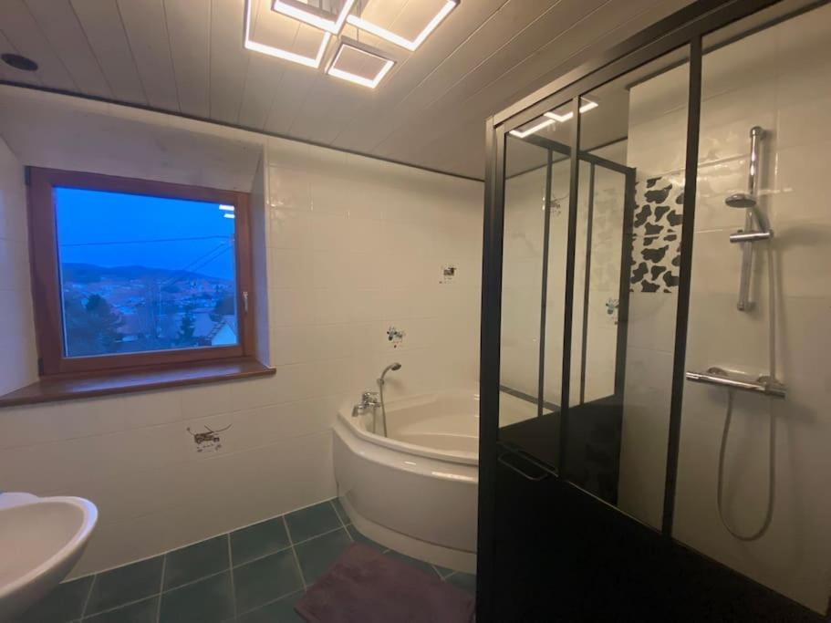 Logement Dans Maison + Exterieur Orchamps-Vennes ภายนอก รูปภาพ